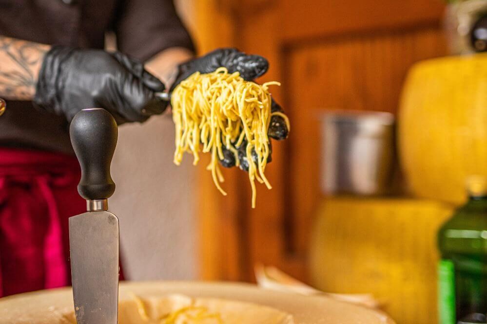 Frische Tagliolini aus dem Parmesanlaib in Ettlingen