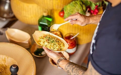 Frische Pasta aus dem Käselaib beim Frontcooking Catering in Karlsruhe