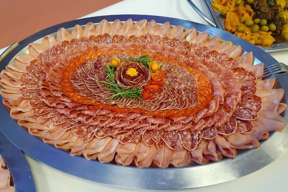 Wurst- und Salamispezialitäten auf einer Platte angerichtet