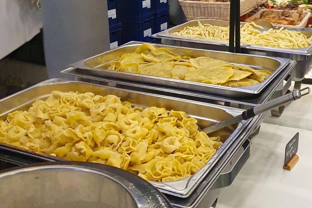 Pasta-Buffet mit frischer hausgemachter Pasta