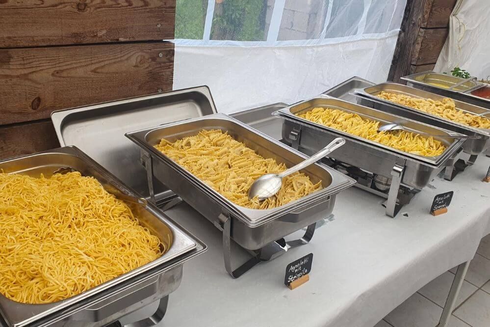 Frische Pasta aus dem Käselaib beim Frontcooking Catering in Karlsruhe