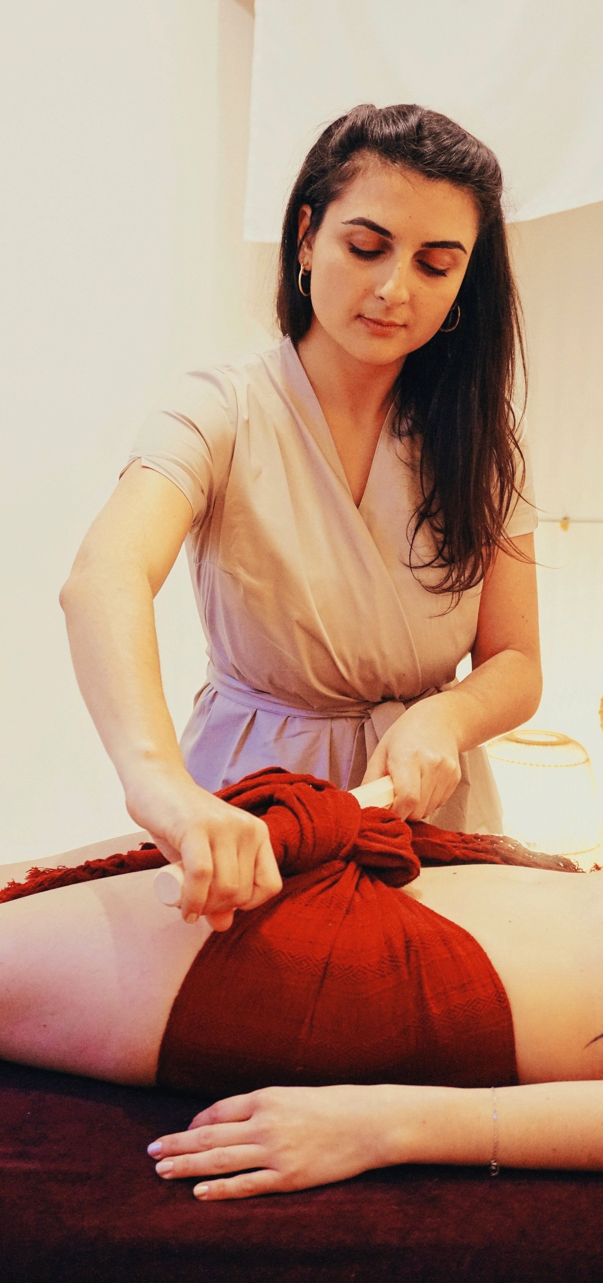 Serrage du bassin avec tissus Rebozo – soin postnatal à Marseille