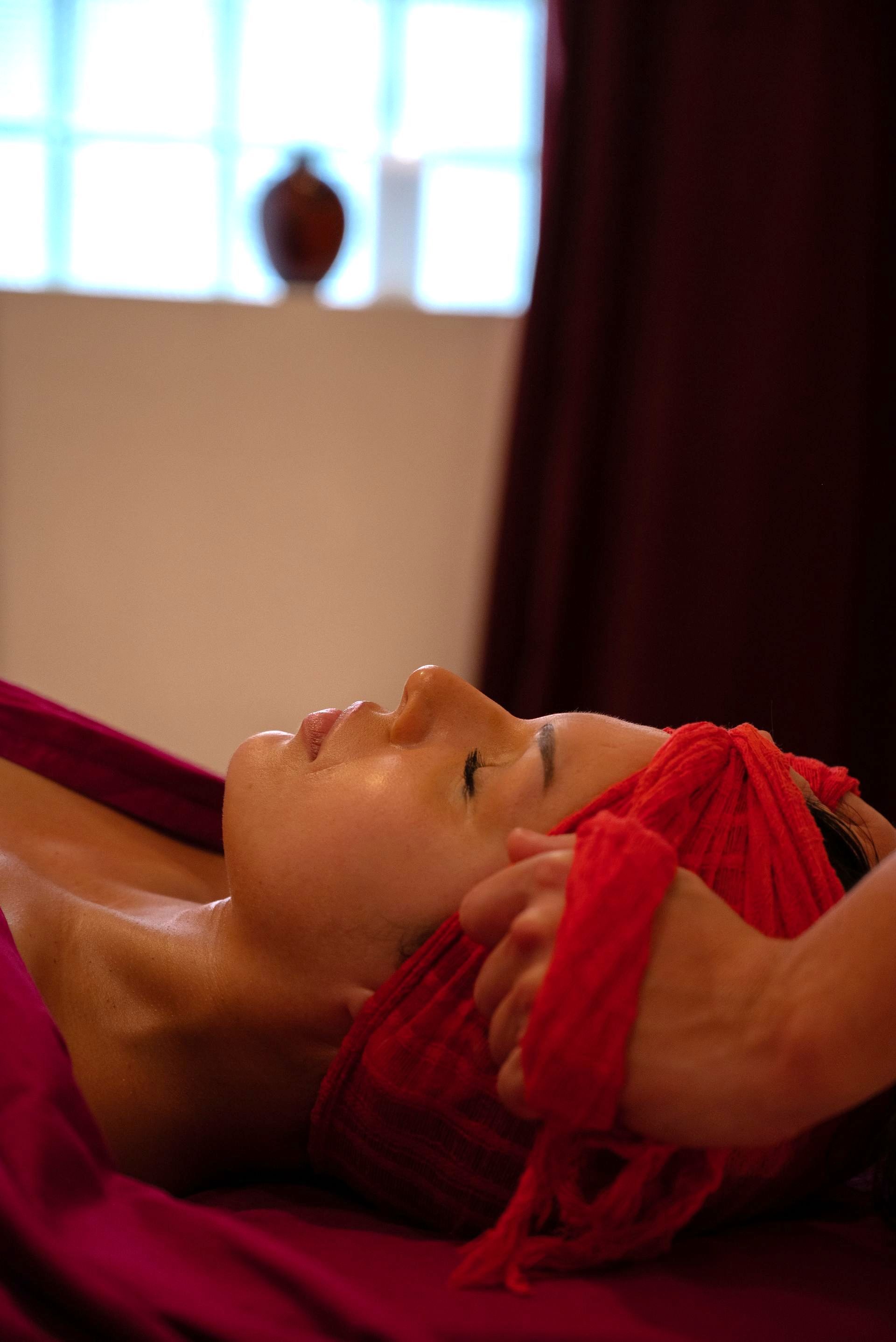 Serrage du bassin avec tissus Rebozo – soin postnatal à Marseille