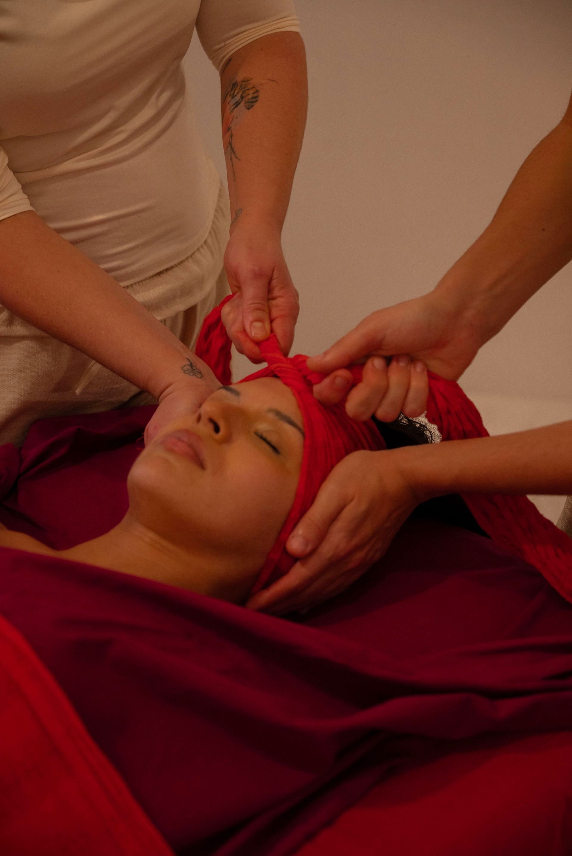 Serrage du bassin avec tissus Rebozo – soin postnatal à Marseille