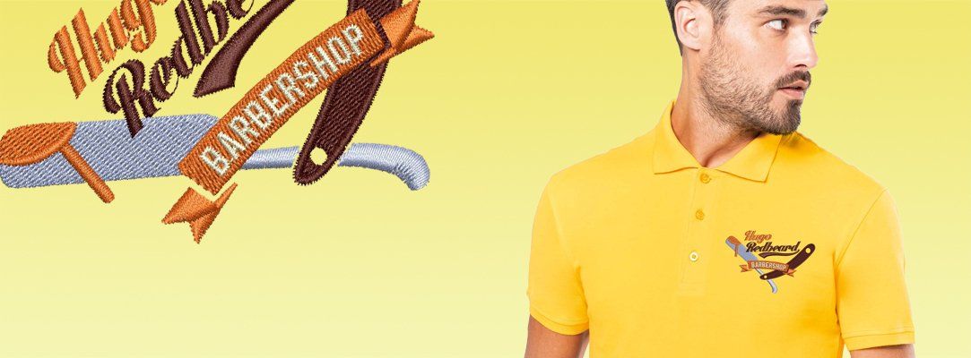 Sur polo couleur beige, une broderie d'un salon de barbier avec un rasoir ouvert sur le nom du salon.et tee-shirt sérigraphié à votre logo