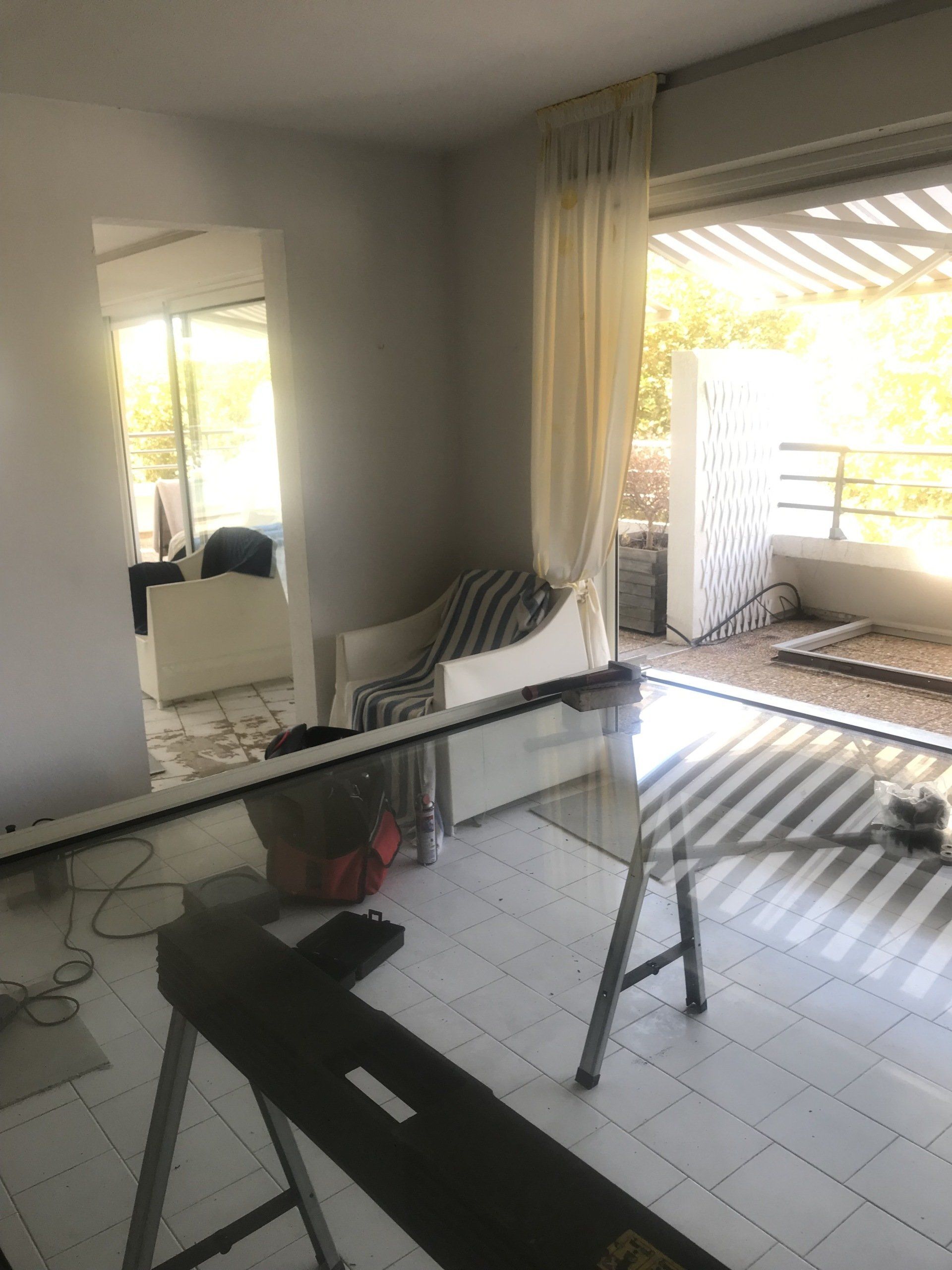 changement d'un double vitrage baie vitrée en cours de réparation le vitrage est inséré dans son cadre en aluminium