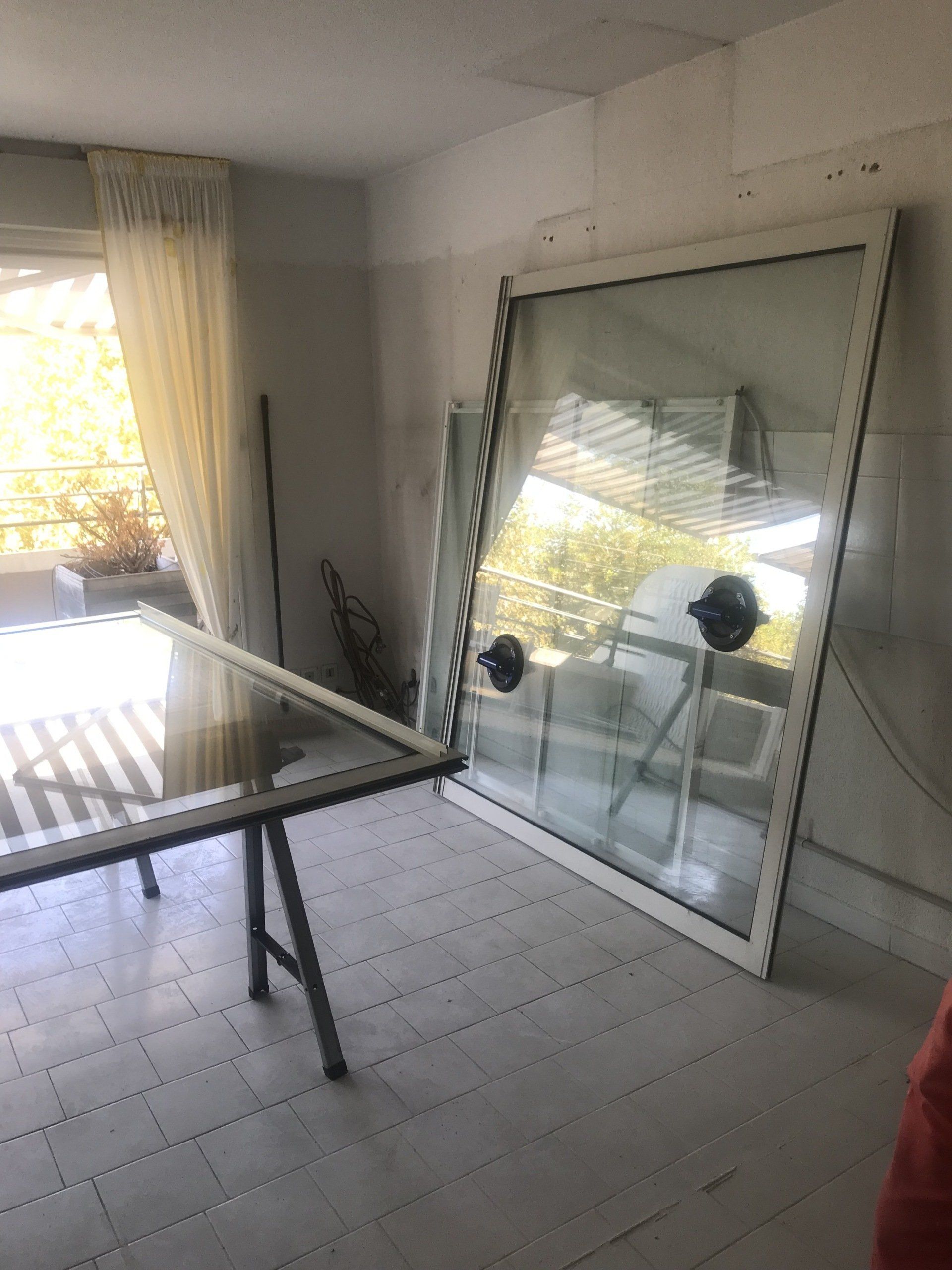 Remplacement de 2 doubles vitrages changement de 2 doubles vitrages sur baie vitrée a Mauguio et La Grande Motte sur les doubles vitrages des ventouses sont posées pour facilité la remise en place des baies vitrée dans leur cadre suite a bris de glace