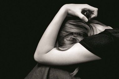 La dépression est un trouble mental courant caractérisé par une profonde tristesse, une perte d'intérêt pour les activités quotidiennes et une diminution de l'énergie. Elle peut avoir un impact dévastateur sur la vie quotidienne et nécessite souvent un soutien professionnel pour être surmontée.