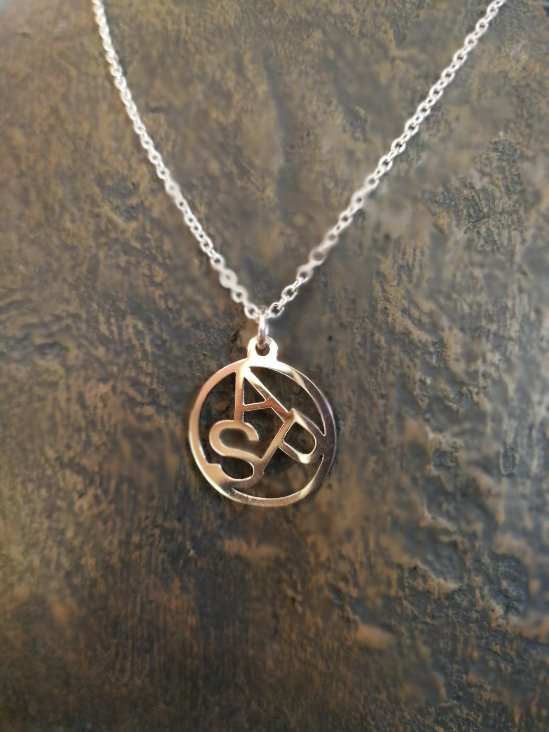 Silberkette, Anhänger, individueller Schmuck, Buchstaben, Logo