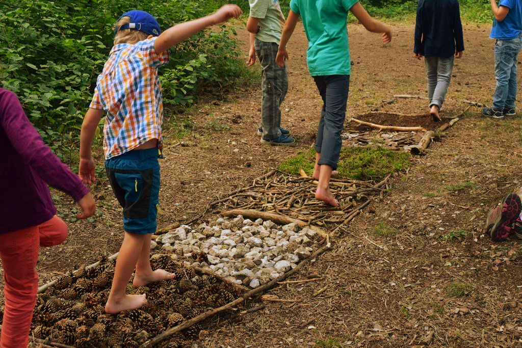 Kindergruppe in Bewegung bei englischsprachigem Waldprogramm