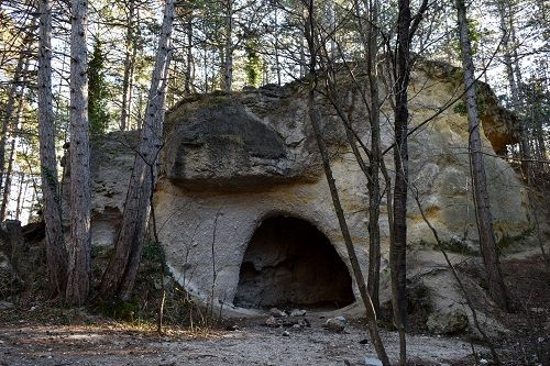 Natürlicher Höhleneingang im Wald am Harzberg bei Bad Vöslau