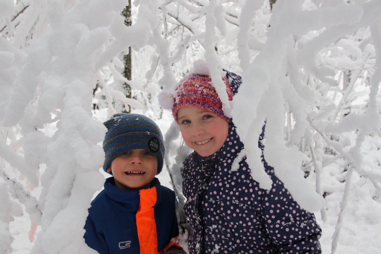 Kinder entdecken Tierspuren im Schnee – Winterexpedition mit Natur plus