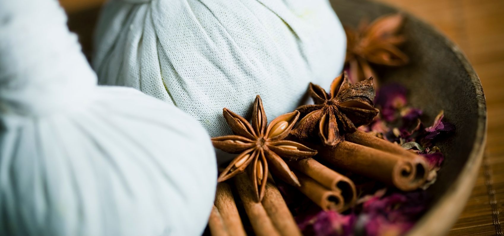 Der traditionellen Thai-Massage liegt eine der Natur des Menschen entsprechende ganzheitliche Betrachtungsweise zugrunde. Integration von Natur, Körper und Seele ist die zentrale Ausrichtung. Im Unterschied zu den klassischen westlichen Massageformen orientiert sie sich weniger an der Anatomie des menschlichen Körpers als vielmehr an sogenannten Energielinien und -feldern, vergleichbar den Meridianen in der chinesischen Medizin. Eng angelehnt sind beispielsweise Akupressur und die Reflexzonenmassage. Sind bei den klassischen Massagen das Reiben und Kneten der Haut wesentliche Elemente, so werden bei der klassischen Thai-Massage lokale Punkte massiert, die vermittels der Fernwirkung auch innere bzw. entfernt liegende Organe positiv beeinflussen können. Deshalb muss auch kein Massageöl zur Anwendung gebracht werden. Allerdings kann durch Verwendung spezieller Kräuteressenzen die Wirkung der Massage in einzelnen Fällen noch verbessert werden.