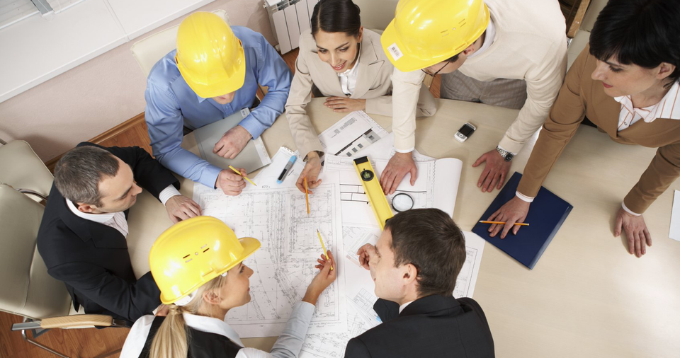 Baubesprechung im Team mit Ingenieuren und Juristen