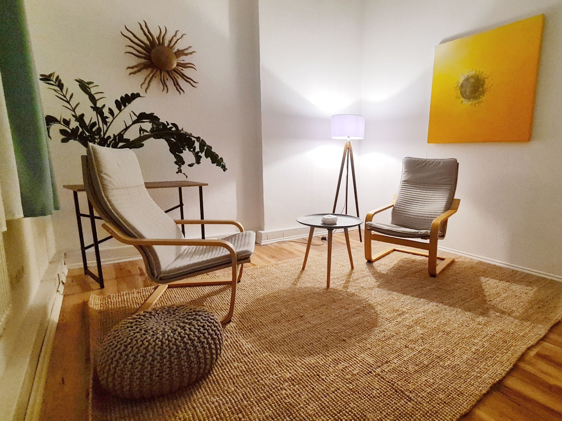 Zwei Stühle stehen sich gegenüber