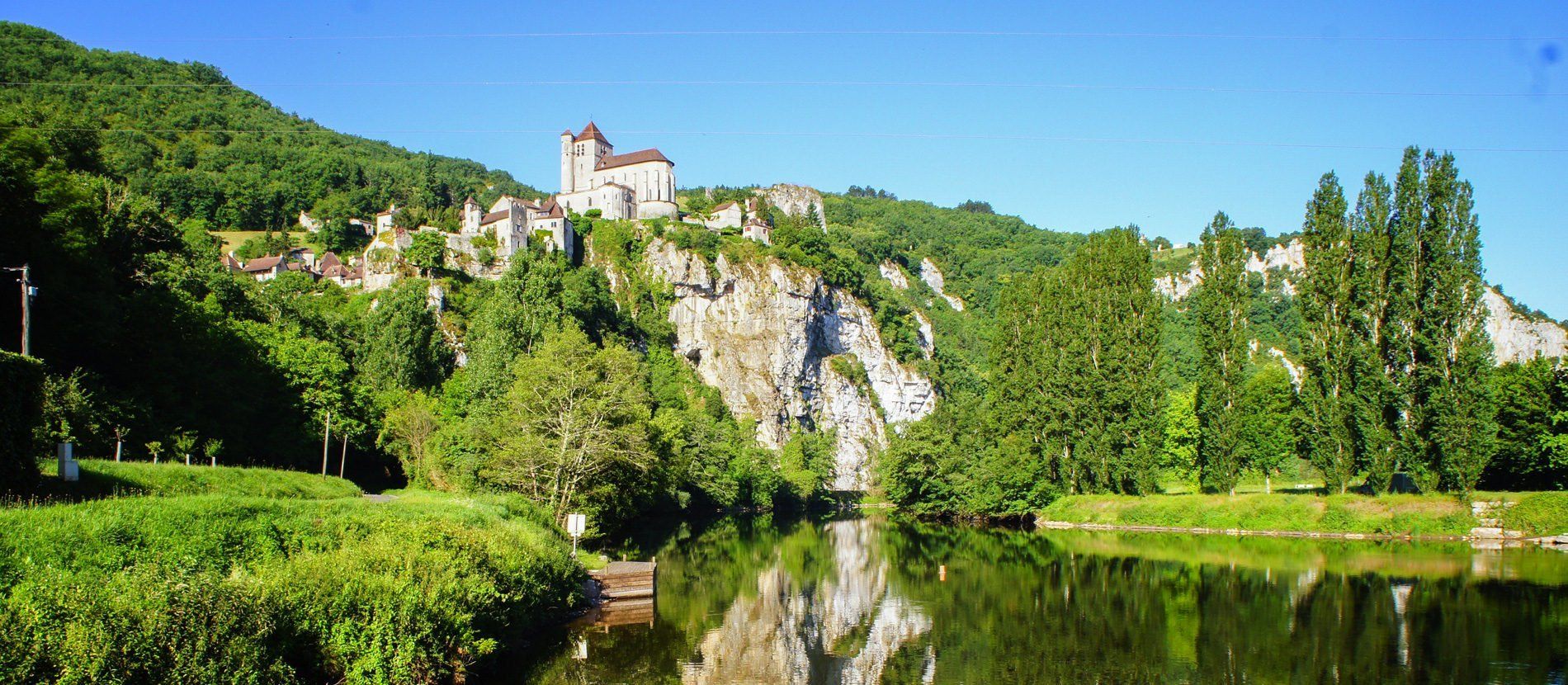 Vue de Saint-Cirq-Lapopie sur chemin de halage