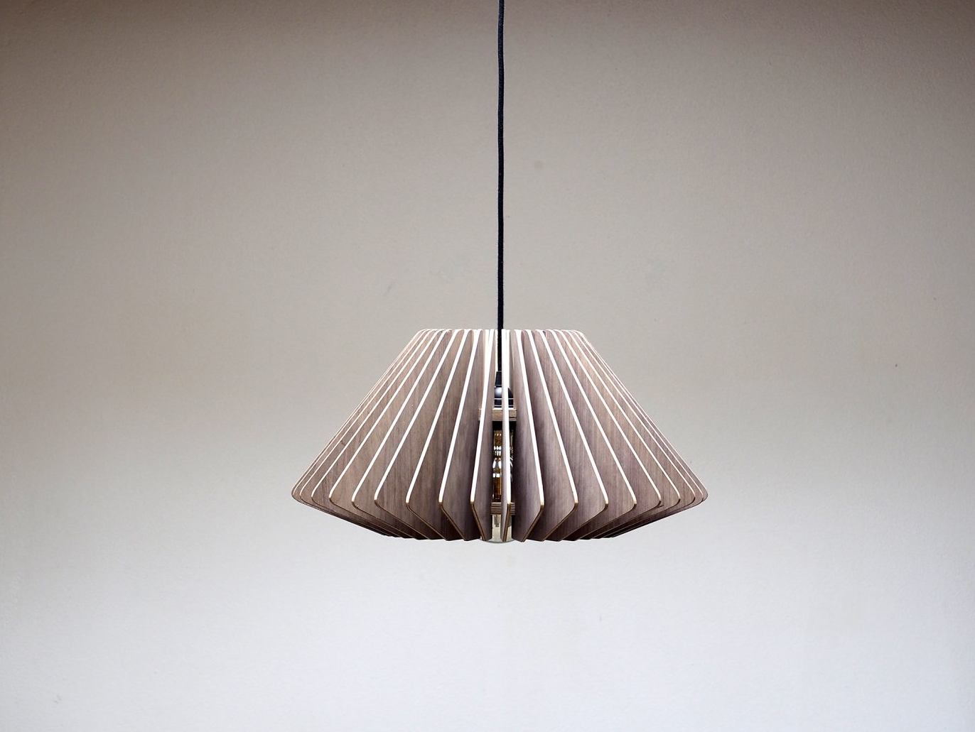 N°06 Suspension en bois ; luminaire ; éclairage ; abat-jour ; lampe