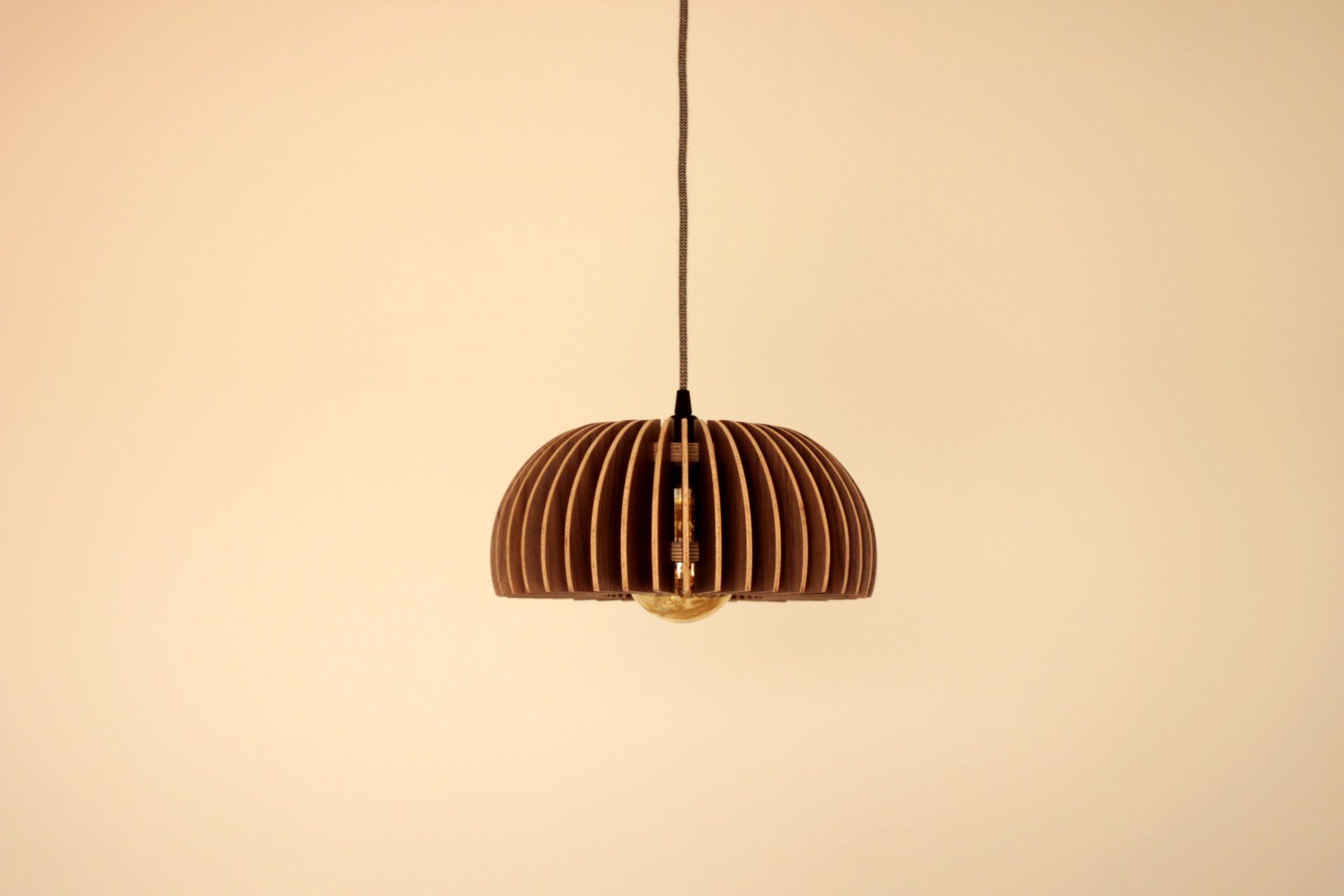 Luminaire, suspension en bois, fabrication artisanale et française, lustre