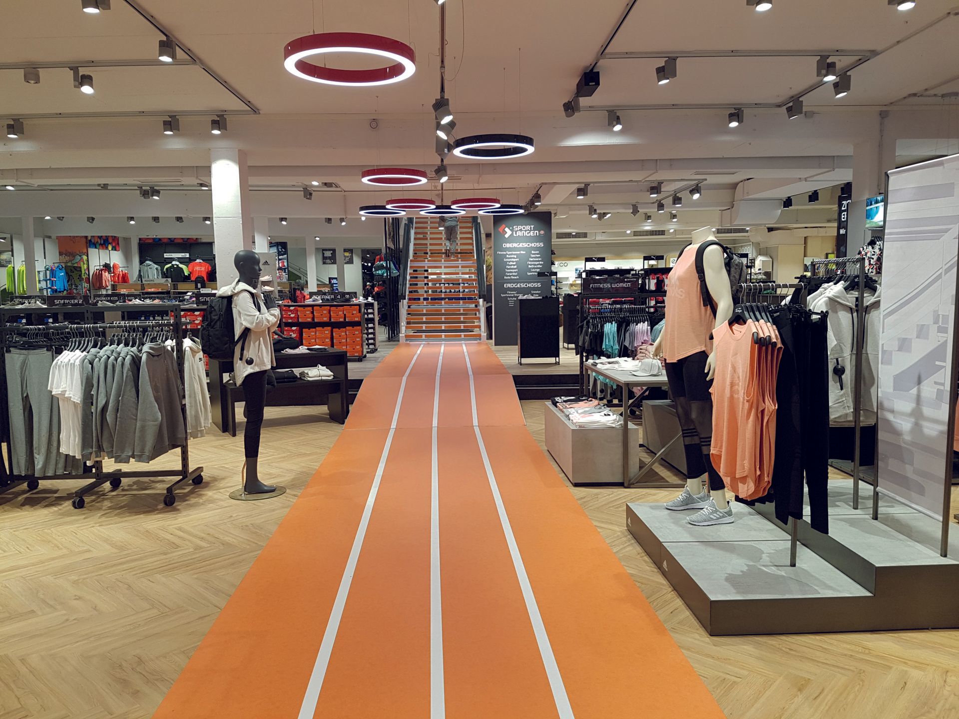 Logo Licht, Store-Inszenierung, Beleuchtung, Lampen, Strahler, Warenpräsentation