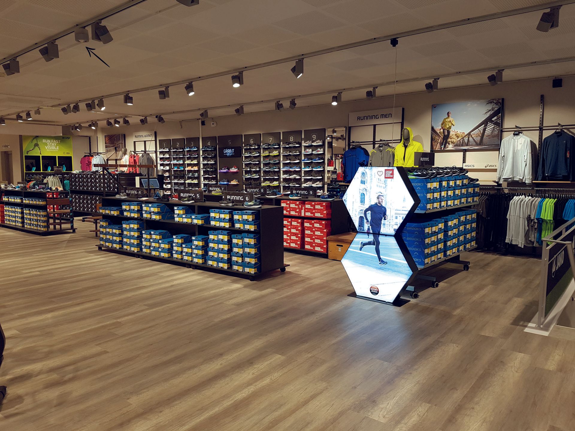 Logo Licht, Store-Inszenierung, Beleuchtung, Lampen, Strahler, Warenpräsentation, Musik, Sound, Beschallung, Hintergrundmusik, Store-Sound, Lautsprecher