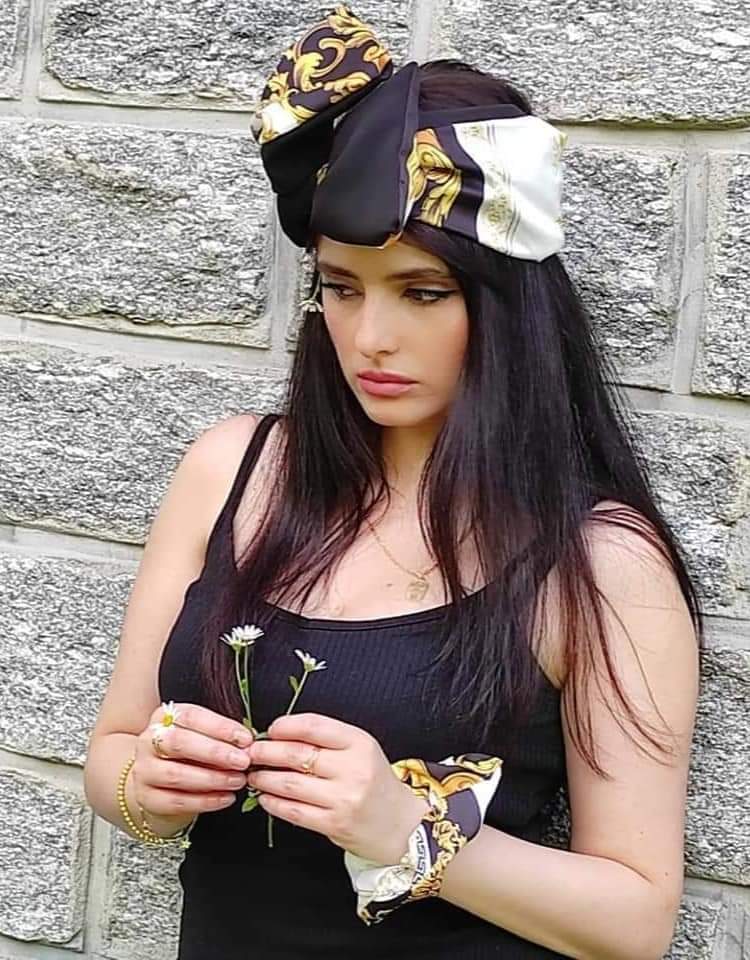 Berretti, scaldacollo, cerchietti, fasce per capelli e turbanti, poncho e molto altro, tutto realizzato a mano, in tessuto, lana o cotone, a seconda delle stagioni e delle vostre esigenze. In molti capi potrete trovare bottoni anch'essi realizzati a mano. Il tutto è disponibile anche in coordinati, ad esempio è facilissimo trovare un berretto con il suo scaldacollo o poncho, ma abbinato a un paio di orecchini lo avete mai trovato? E' possibile richiedere inoltre modelli e misure anche se non presenti tra le foto dei lavori pubblicati e studiare qualcosa di nuovo per voi.