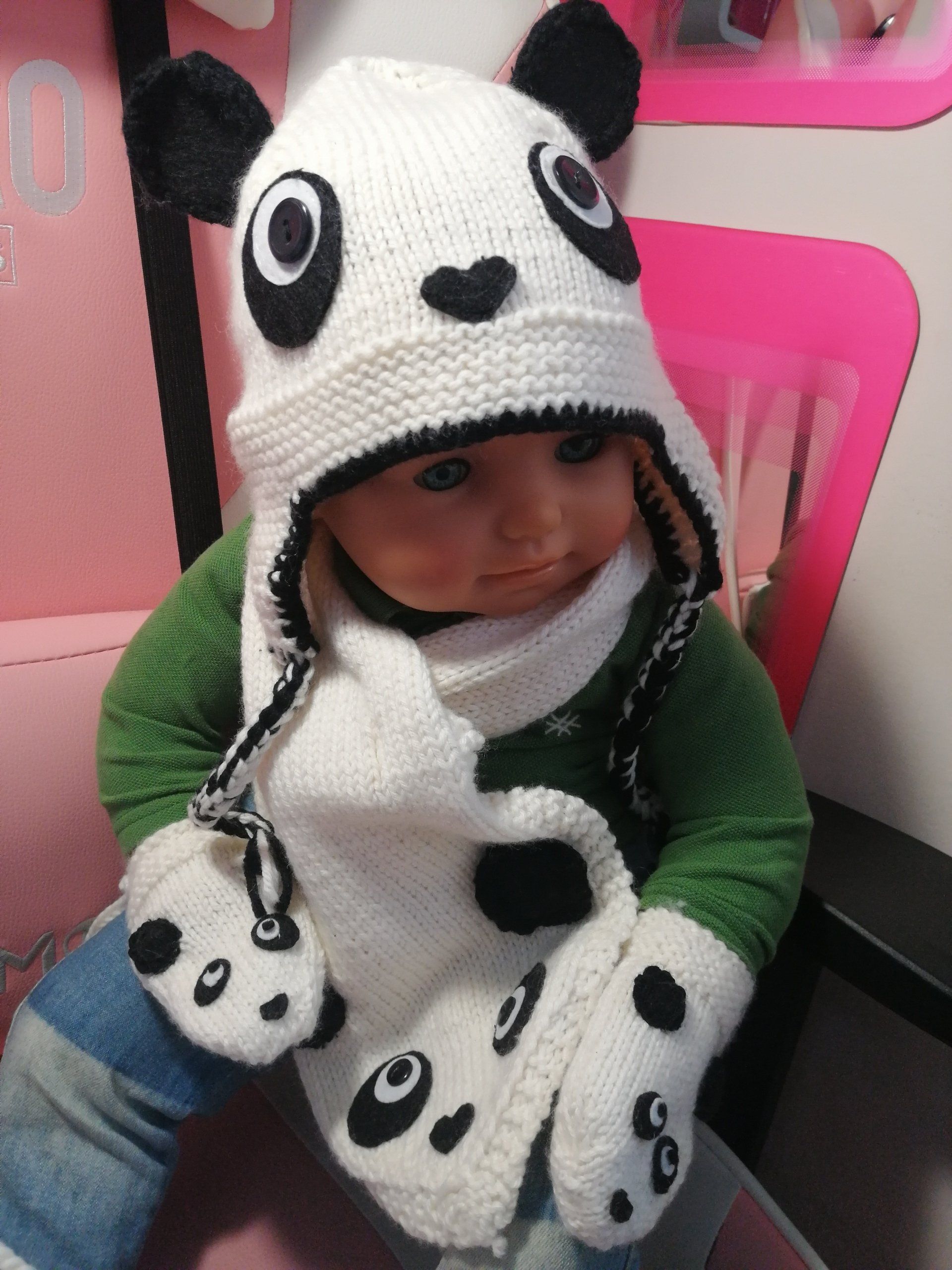 Berretti, scaldacollo, maglie, poncho e molto altro, tutto realizzato ai ferri o all'uncinetto, in lana o cotone, a seconda delle stagioni e delle vostre esigenze. Cosa dire poi delle scarpine realizzate ai ferri dalla Milly? Non le solite e classiche babbucce ma scarpine al passo con i tempi, i suoi modelli all star sono gli unici realizzati ai ferri e non all'uncinetto. In molti capi potrete trovare bottoni anch'essi realizzati a mano e su richiesta rifiniti da targhetta personalizzata con nome. Il tutto è disponibile anche in coordinati, ad esempio è facilissimo trovare un berretto con il suo scaldacollo o poncho, ma abbinato a un paio di orecchini lo avete mai trovato? E' possibile richiedere inoltre modelli e misure anche se non presenti tra le foto dei lavori pubblicati e studiare qualcosa di nuovo per voi.