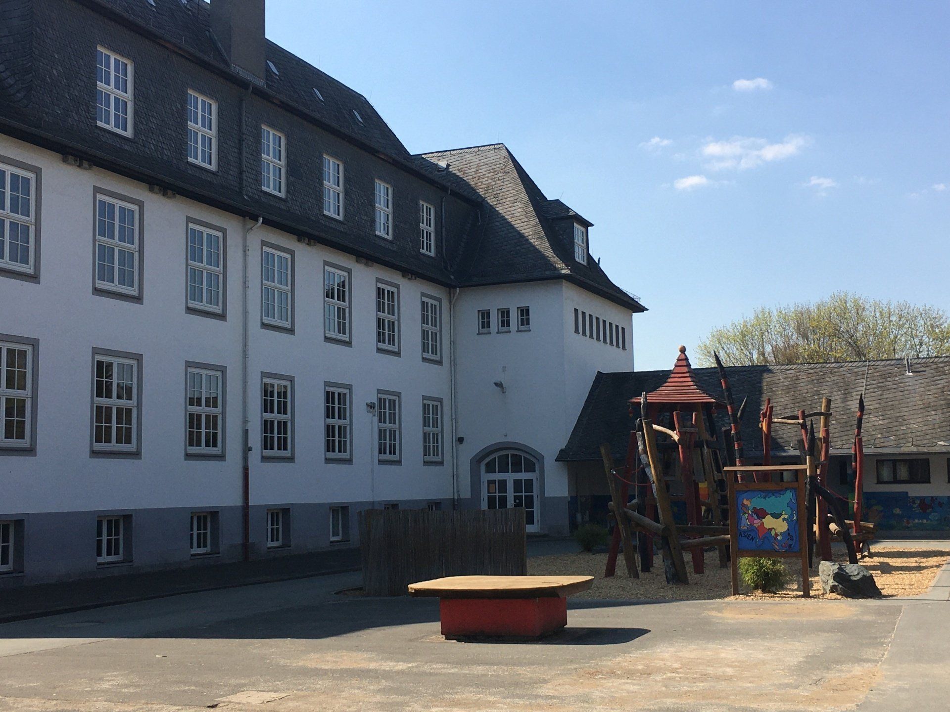 Blick auf den Schulhof der Grundschule Weilmünster