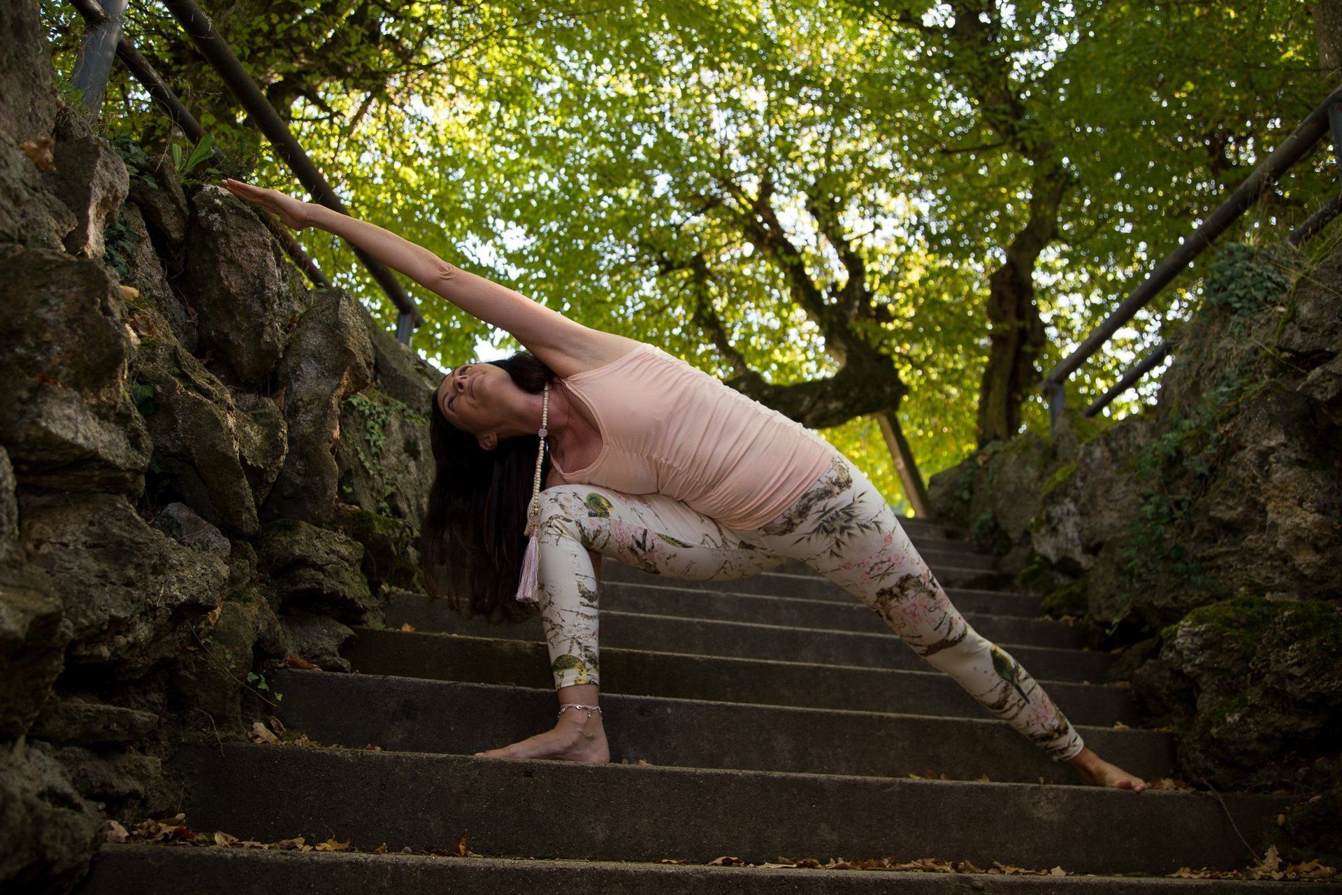 Ashtanga Yoga ist ein eleganter, dynamischer und kraftvoller Yoga Stil. Die Verbindung von Atmung und Bewegung, durch die verschiedenen Körperübungen, werden dabei fließend miteinander verbunden. Die Dehnung, Flexibilität und Kräftigung der gesamten Muskulatur, Verbesserung der Kondition und Koordinationsfähigkeit, sowie Kräftigung des Herz und Kreislaufsystems sind die Ziele. Du möchtest Ashtanga Yoga erlernen, oder hast schon Erfahrung mit Yoga, dann freue ich mich auf Deine Teilnahme! Yogastil