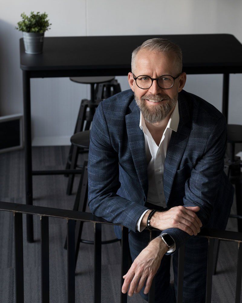 Kommunikationstrainer Andreas Horvath lehnt über Geländer