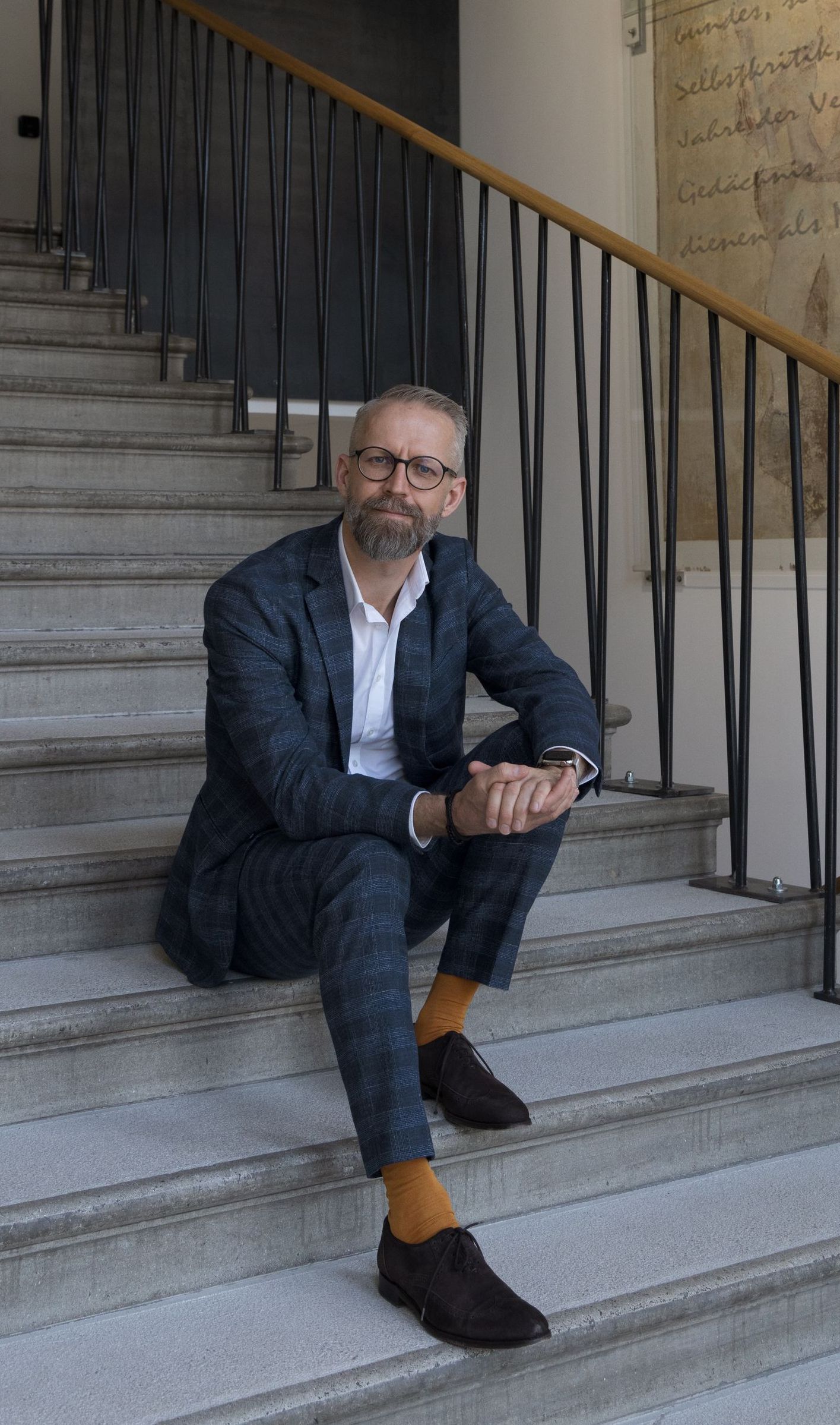 Kommunikationstrainer Andreas Horvath sitzt und hält Stifte