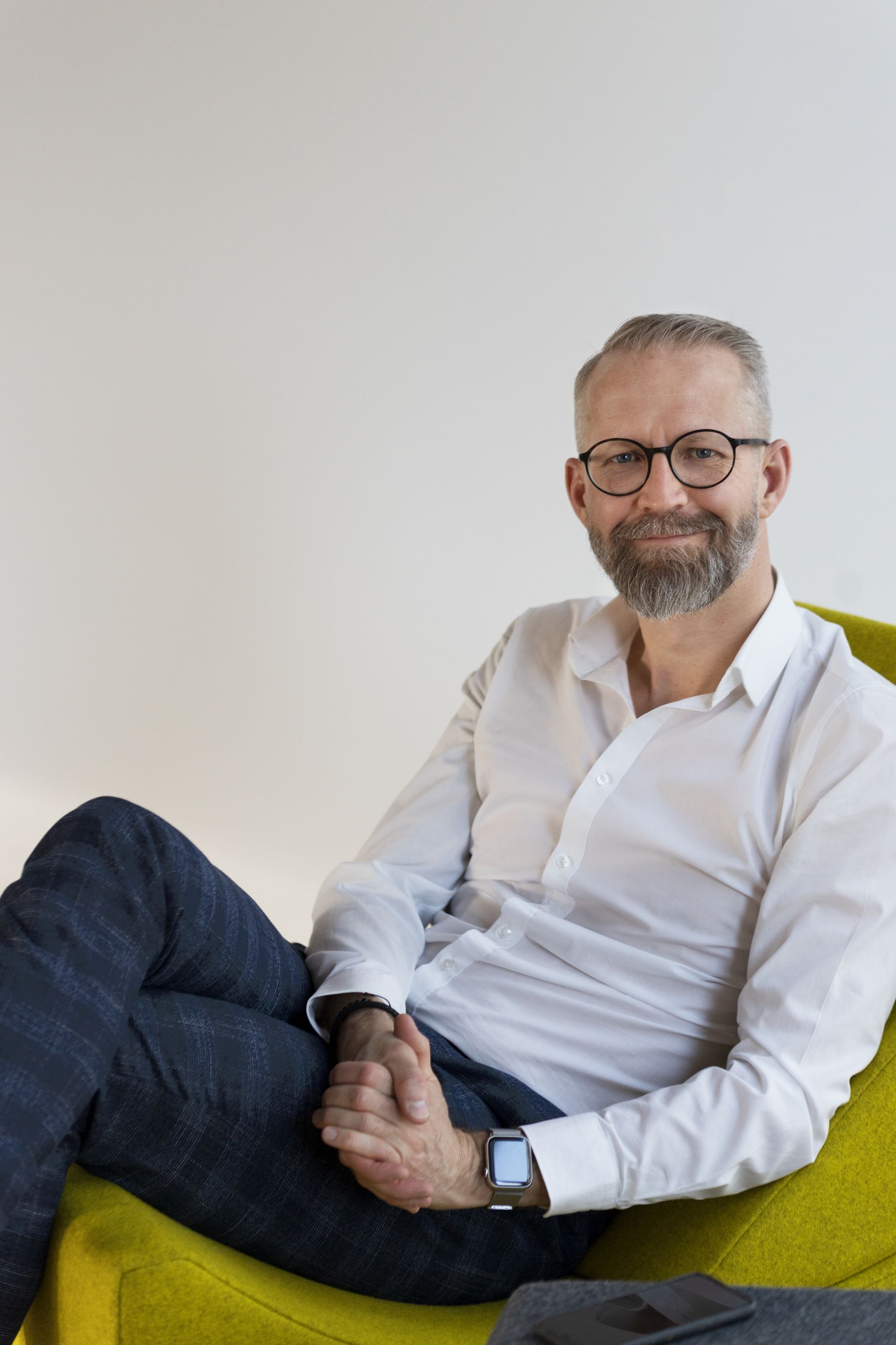 Kommunikationstrainer Andreas Horvath sitzt und hält Stifte