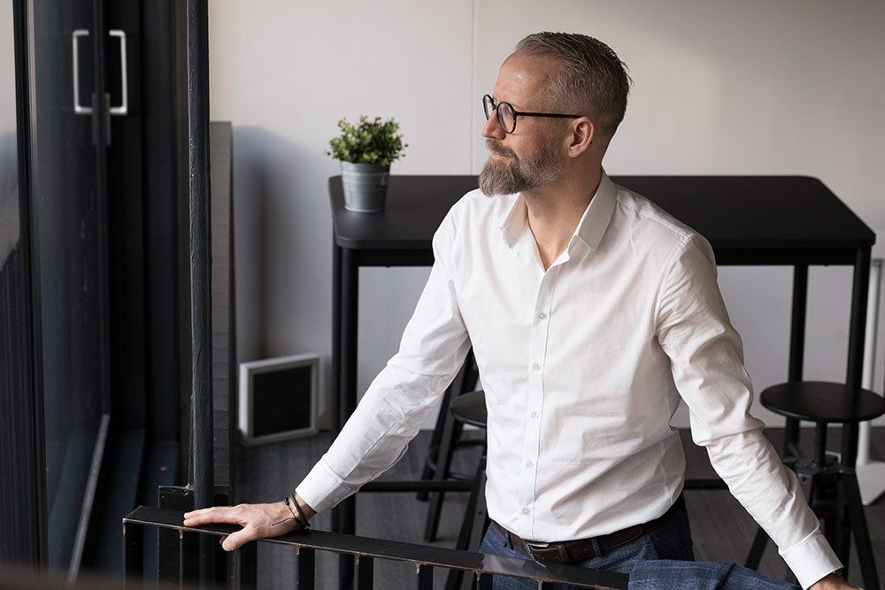 Kommunikationstrainer Andreas Horvath steht am Geländer