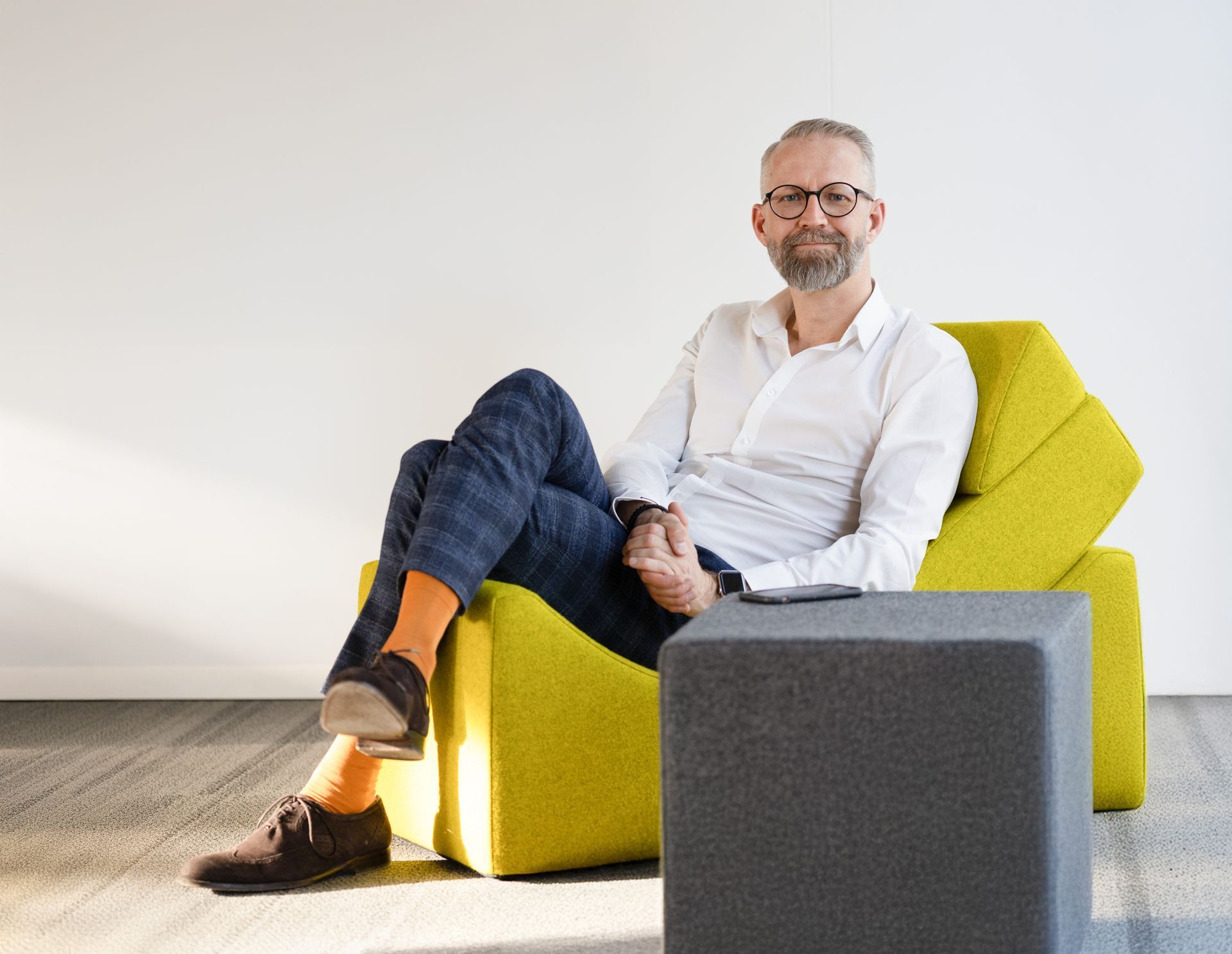 Kommunikationstrainer Andreas Horvath steht am Geländer