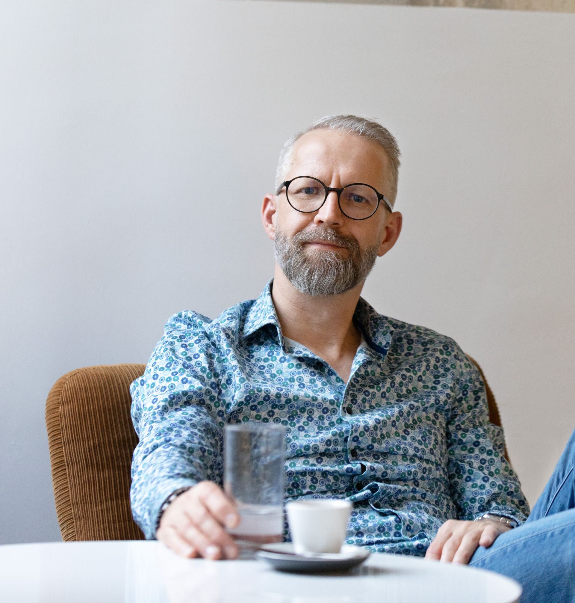 LSB Andreas Horvath sitzt bei einem Kaffee und Wasser