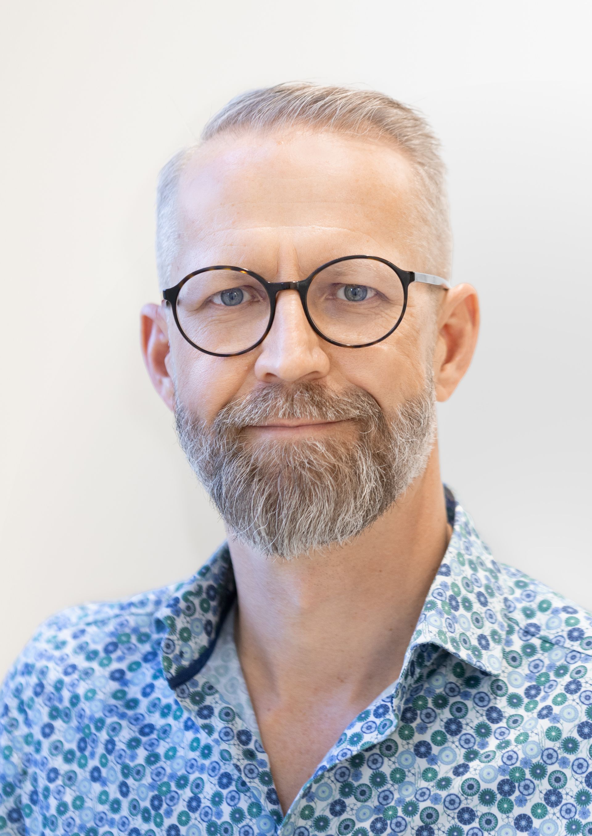 Kommunikationstrainer Andreas Horvath stehend vor Fenster