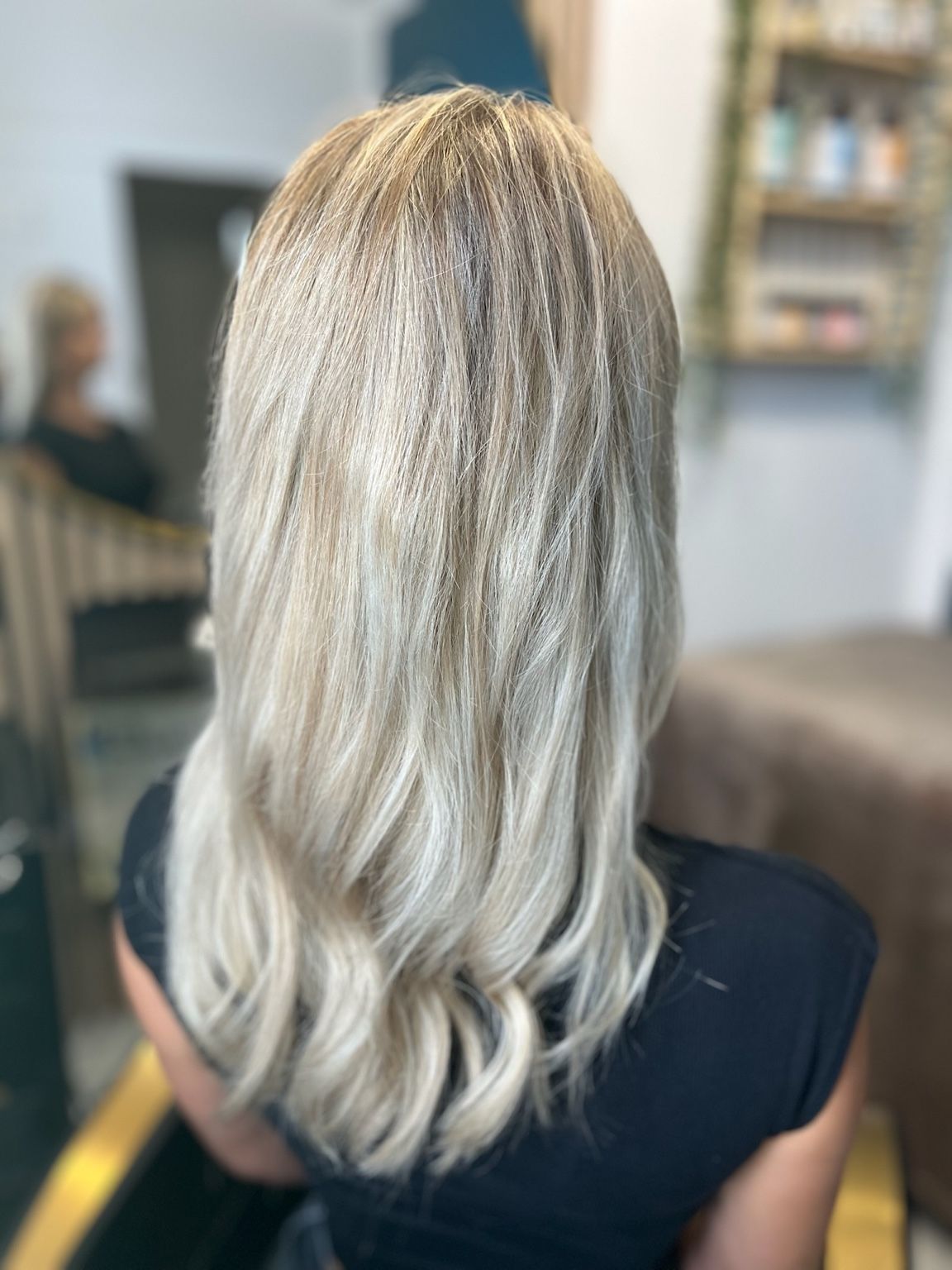 Résultat brushing professionnel – cheveux blonds lumineux et soyeux aux Sables-d’Olonne – La Maison de Soi