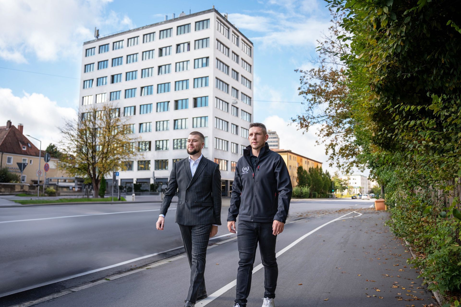 OLYMP Group Team vor dem Büro in der Prüfeninger Straße