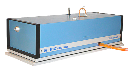 Dye laser tunable single frequency CW