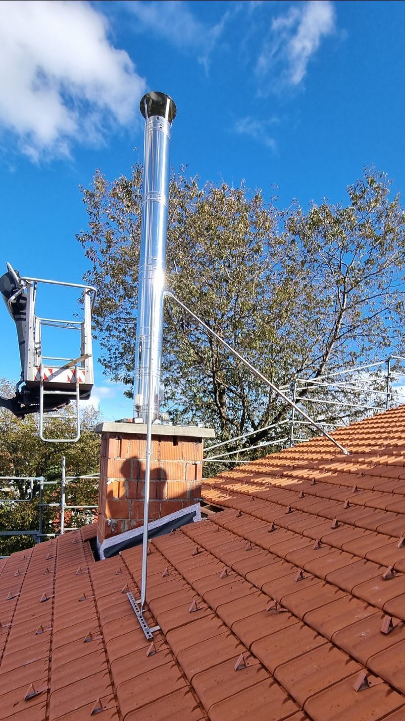 Edelstahlkamin mit Abspannung & individueller Betonabdeckplatte Edelstahlkamin mit Abspannung & individueller Betonabdeckplatte