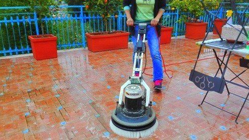 Pulizie balconi e terrazzi con la monospazzola Roma