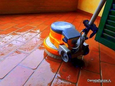 Pulizie pavimento in cotto con la monospazzola a Roma