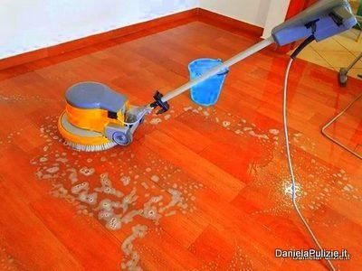 lavaggio a fondo con la monospazzola per pavimenti in gres effetto legno
