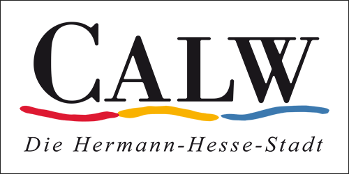 Logo Stadt Calw Logo Stadt Calw mit einer Welle in den Farben Rot, Gelb und Blau und dem Schriftzug: Die Hermann-Hesse-Stadt