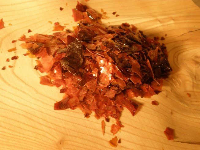 Schellack: unweltfreundliche Oberflächenvergütung für Antiquitäten