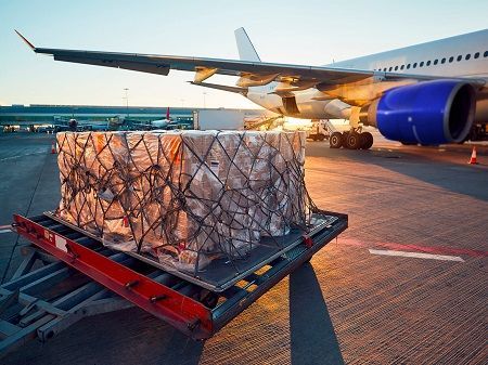 Transporte Aéreo de mercancía a Perú puede ir paletizado o en contenedor aéreo.