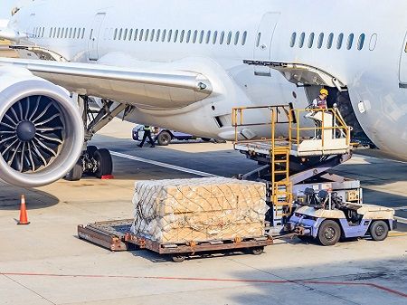 Carga de la mercancía en la bodega del avión con destino a Perú