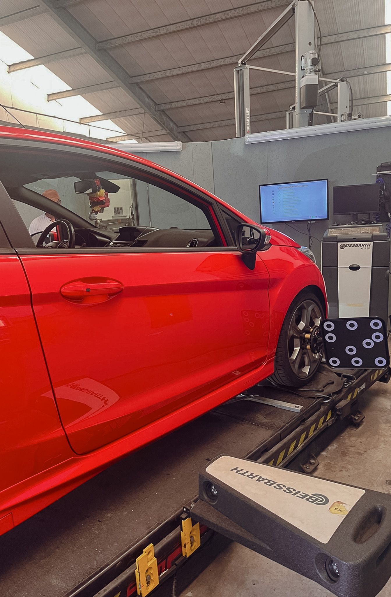 Spur und Sturzeinstellung eines Ford Fiestas