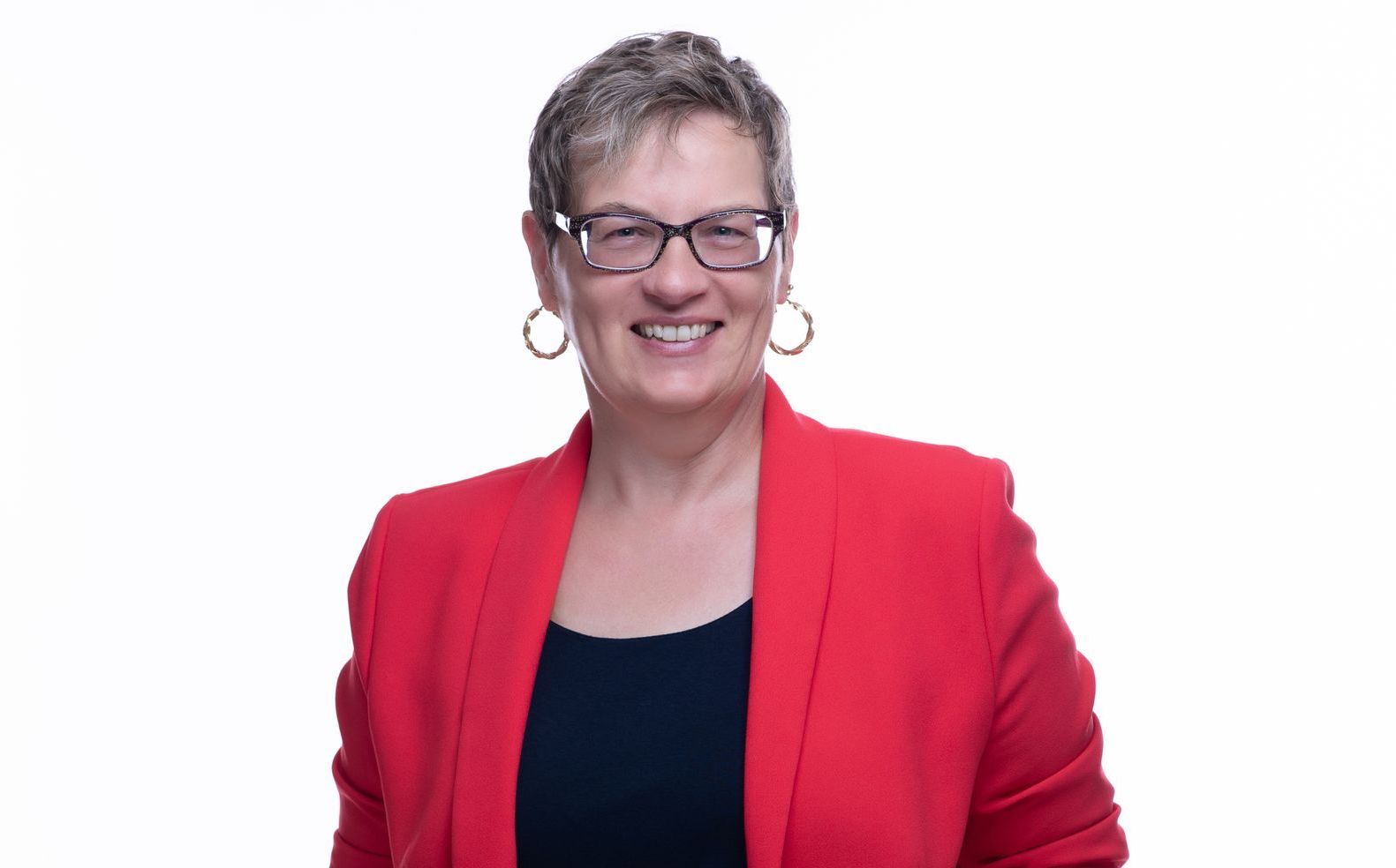 Sprechwissenschaft trifft Business-Führung.
Was mich bewegt? Sprache mit Tiefgang. Führung mit Präsenz. Und die Begegnung mit einem Silberrücken mitten im ugandischen Dschungel.