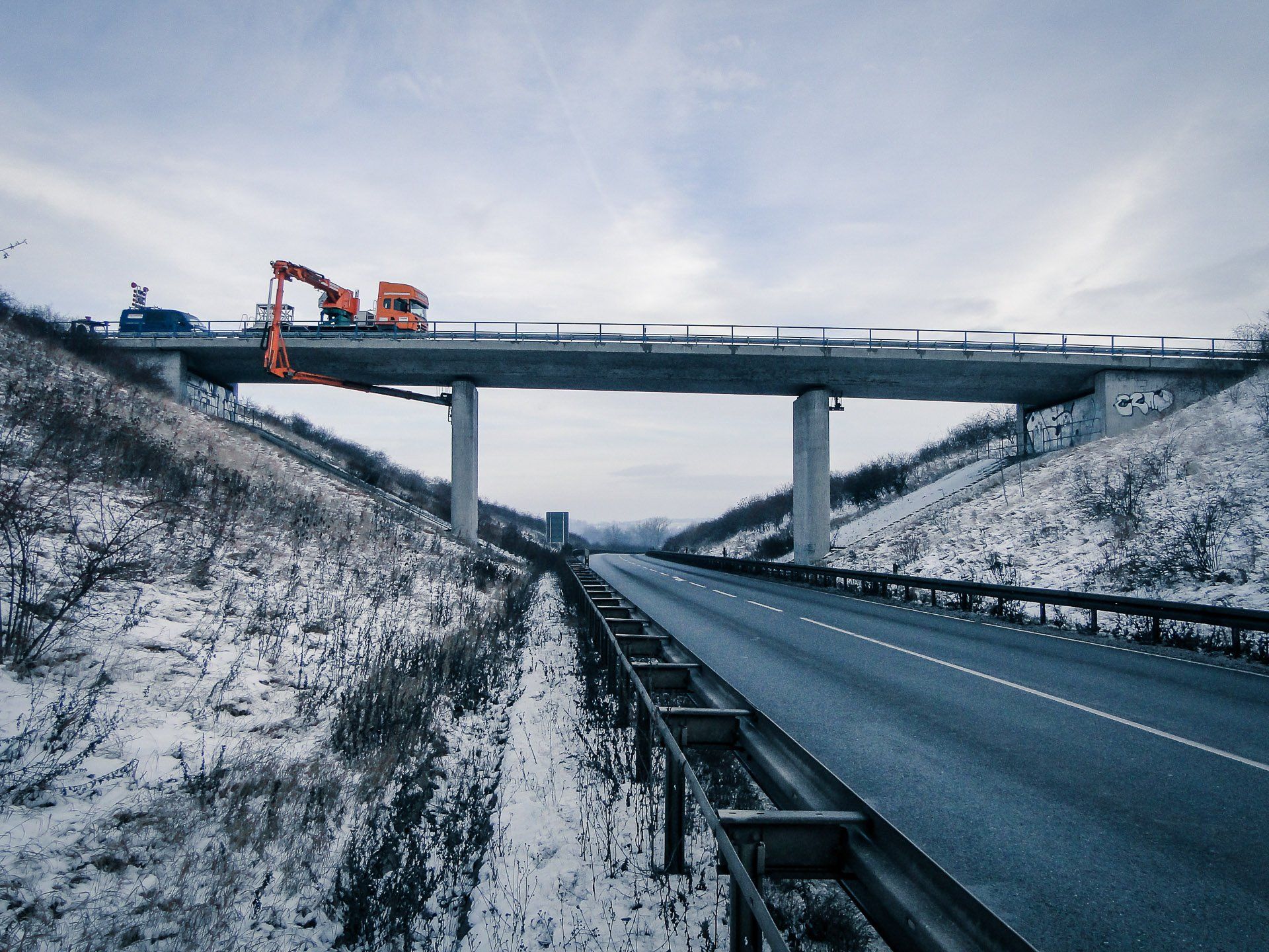 Brückenprüfung über einer Straße
