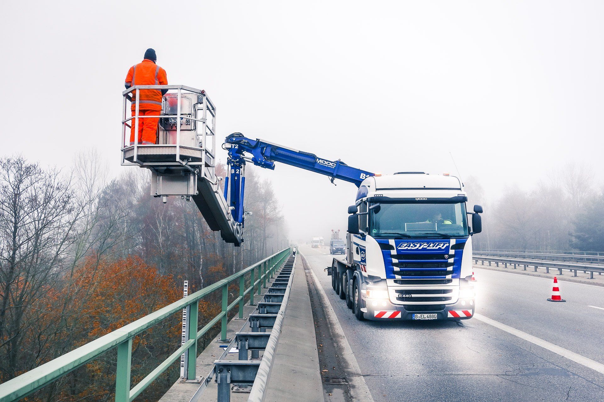 Kran zur Brückenprüfung